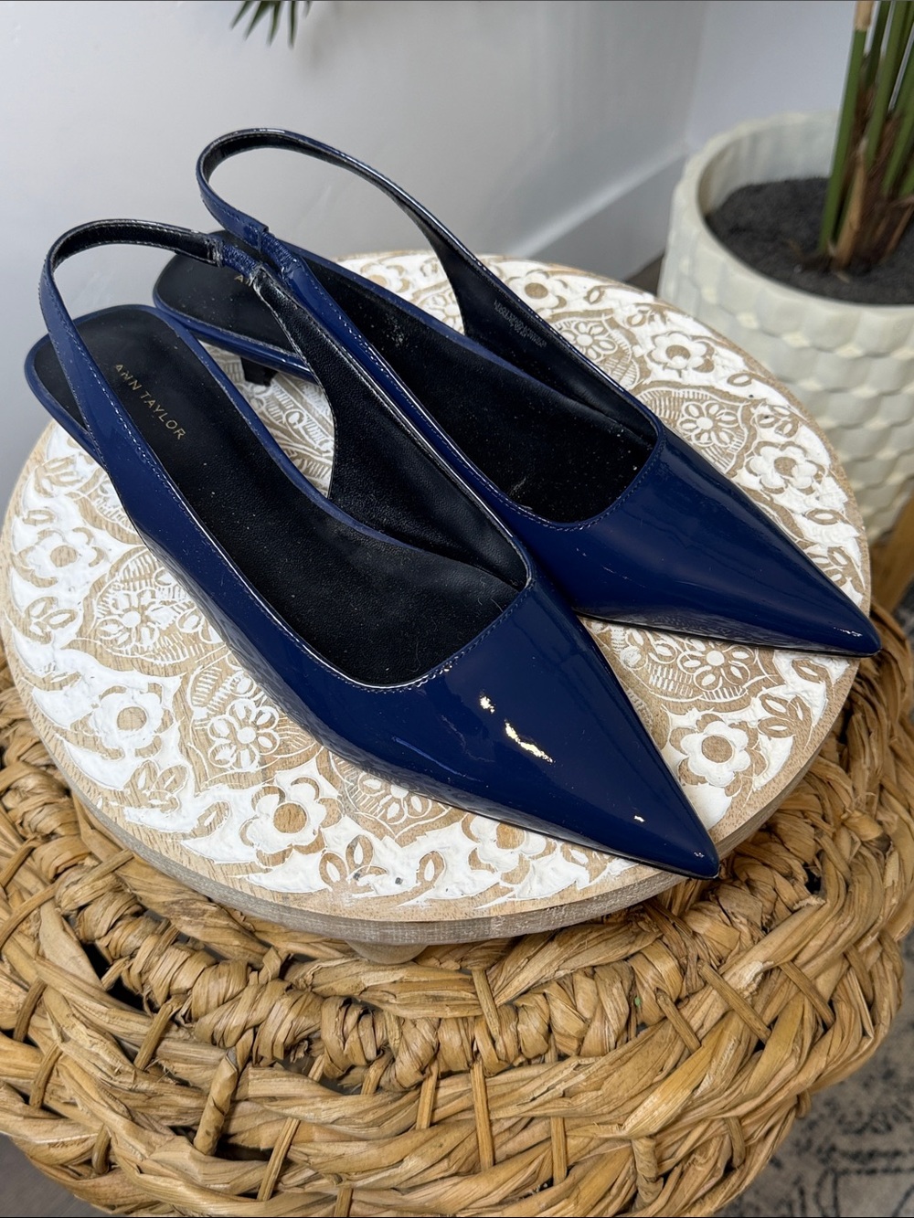Ann Taylor Navy Blue Patent Slingback Pointed Toe Kitten Heels Pump 7.5 - Picture 6 of 9